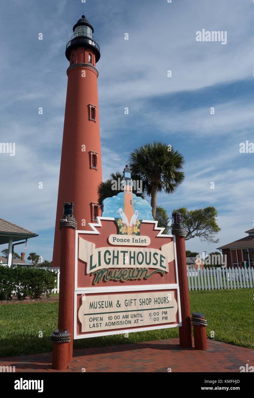 Ansicht von unten der Ponce Inlet Leuchtturm in Fouras, Florida, USA. Stockfoto