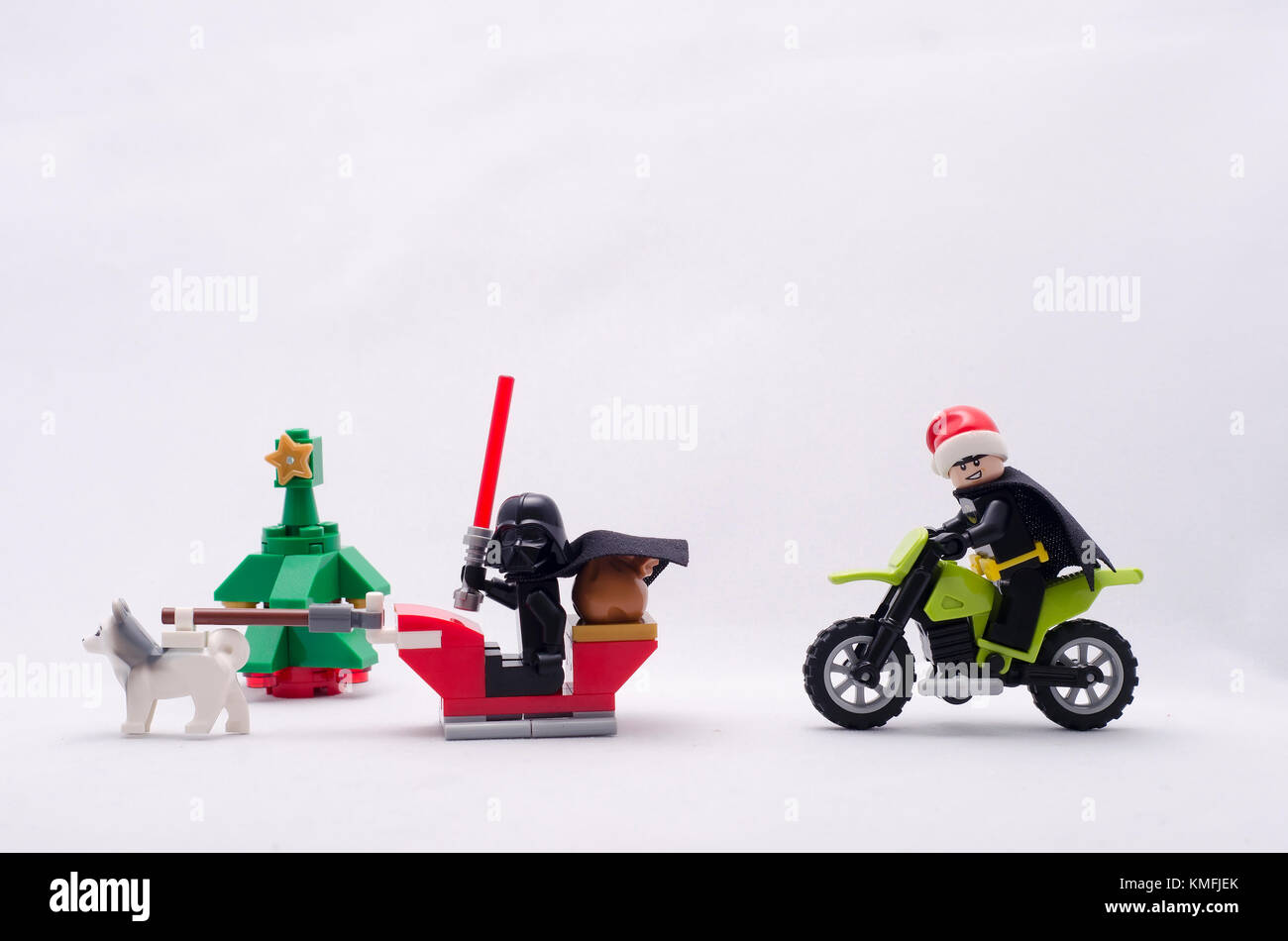 Darth Vader reiten santa claus Schlitten mit Batman Tragen santa hat reiten Dirt Bike. Lego Minifiguren sind von der Lego hergestellt. Stockfoto
