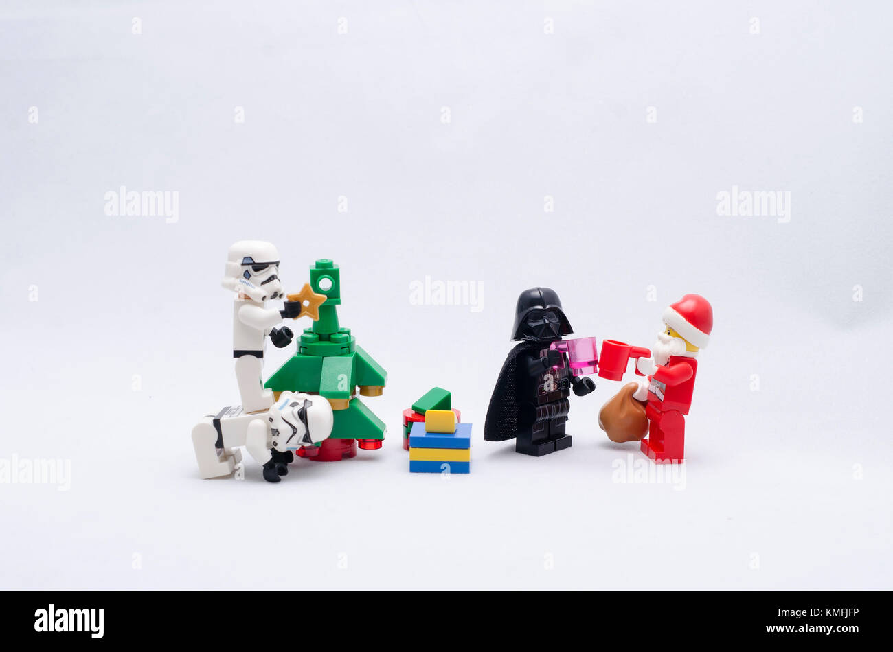 Santa Claus und Darth Vader trinken. Storm troopers Weihnachtsbaum dekorieren. Lego Minifiguren sind von der Lego hergestellt. Stockfoto