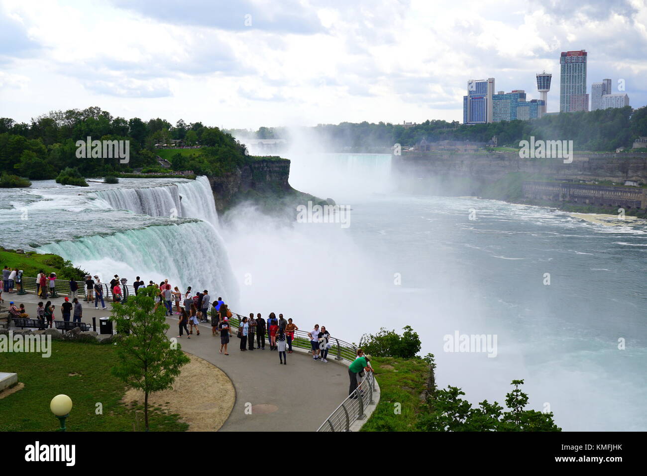 Besucher (Touristen) Anzeigen der malerischen Niagara Falls von Seiten der USA, New York, USA Stockfoto
