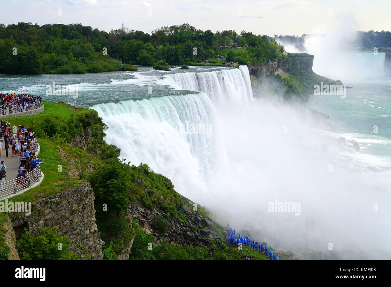 Besucher (Touristen) Anzeigen der malerischen Niagara Falls von Seiten der USA, New York, USA Stockfoto