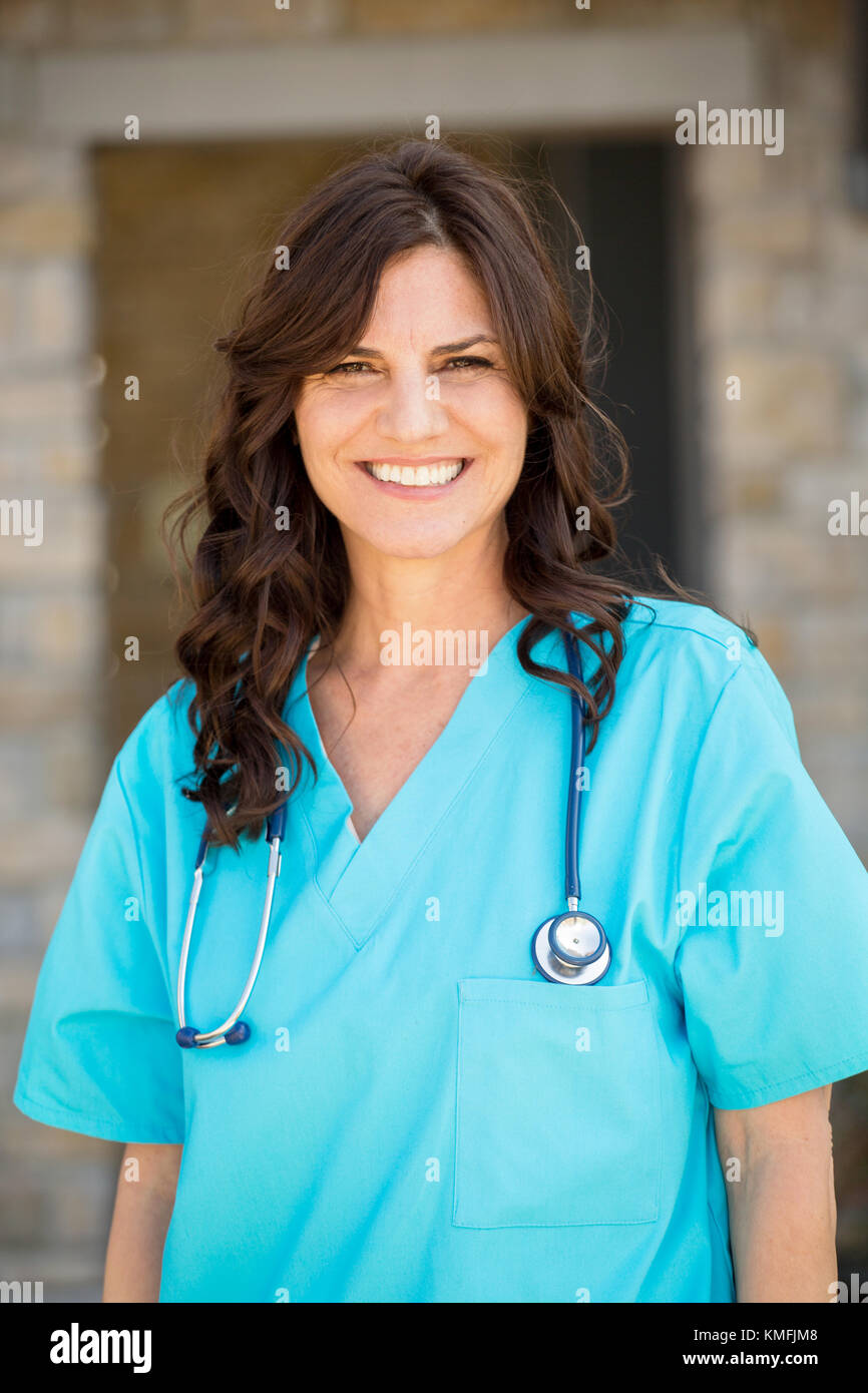 Healthcare Arbeiter außerhalb des Krankenhauses stehen. Stockfoto