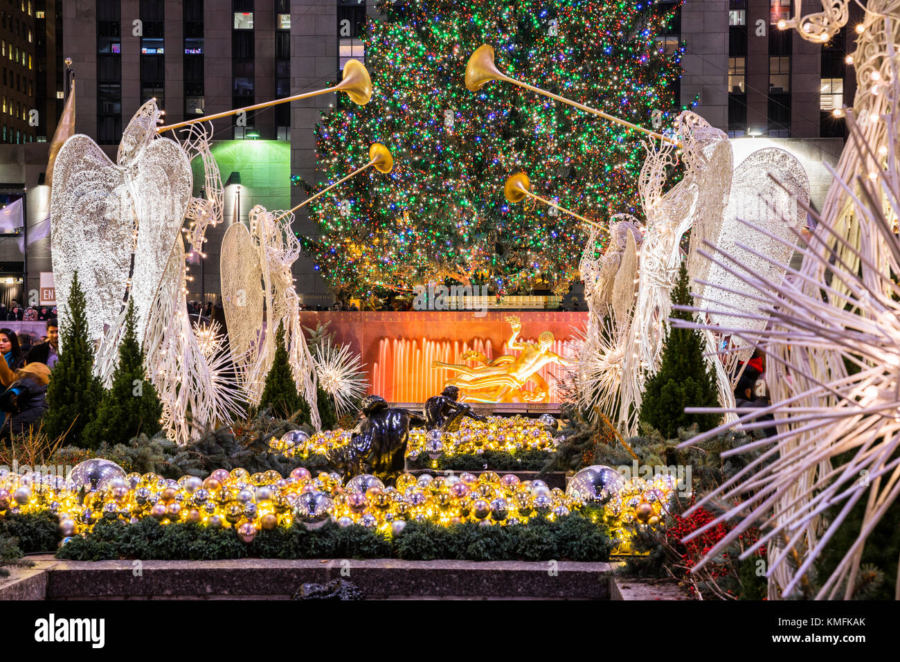 Weihnachtsbaum und Weihnachtsschmuck am Rockefeller Center, New York City Stockfoto