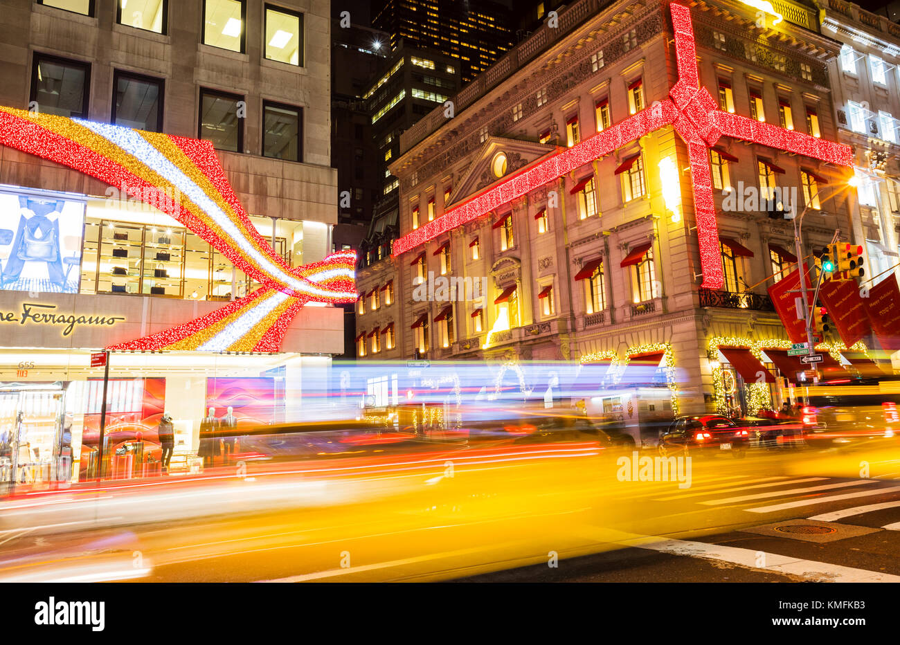 Der Verkehr in der Fifth Avenue in der Weihnachtszeit, New York City Stockfoto