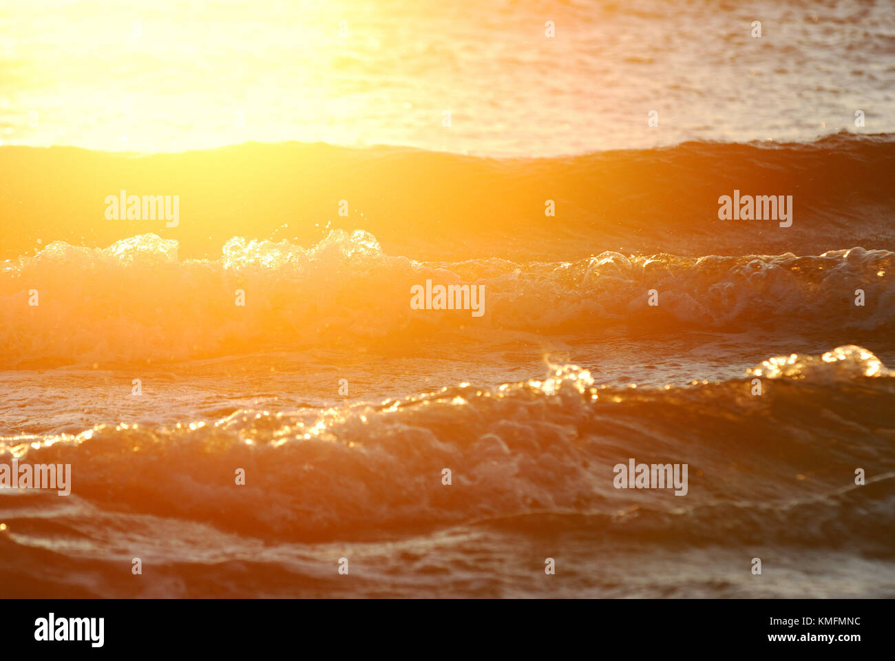 Wellen close-up im Sunset mit hellen Halo Stockfoto