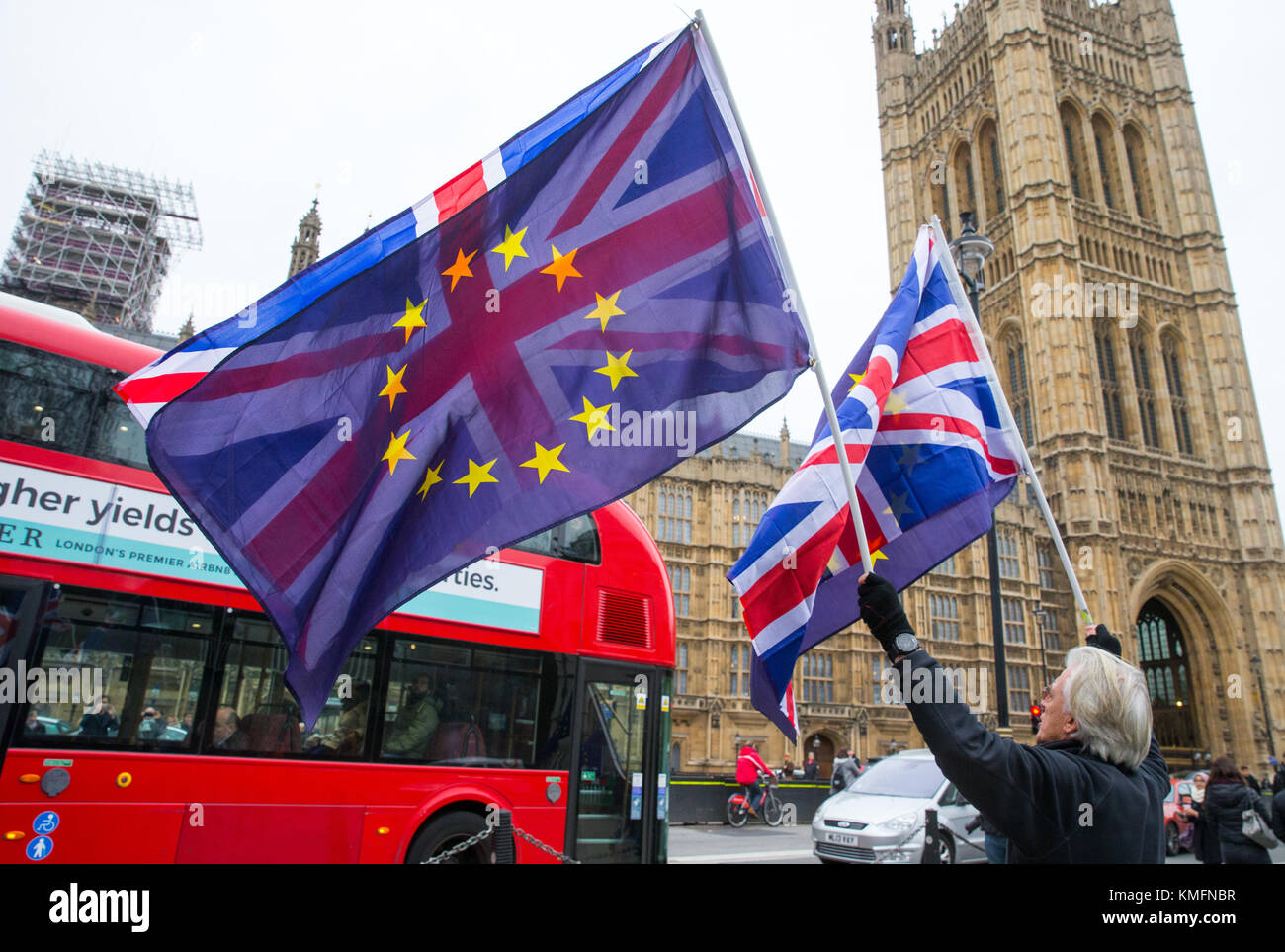 Pro EU-Befürworter wave Europäische Union und Union Jack flags außerhalb der Häuser des Parlaments in London, Großbritannien Stockfoto