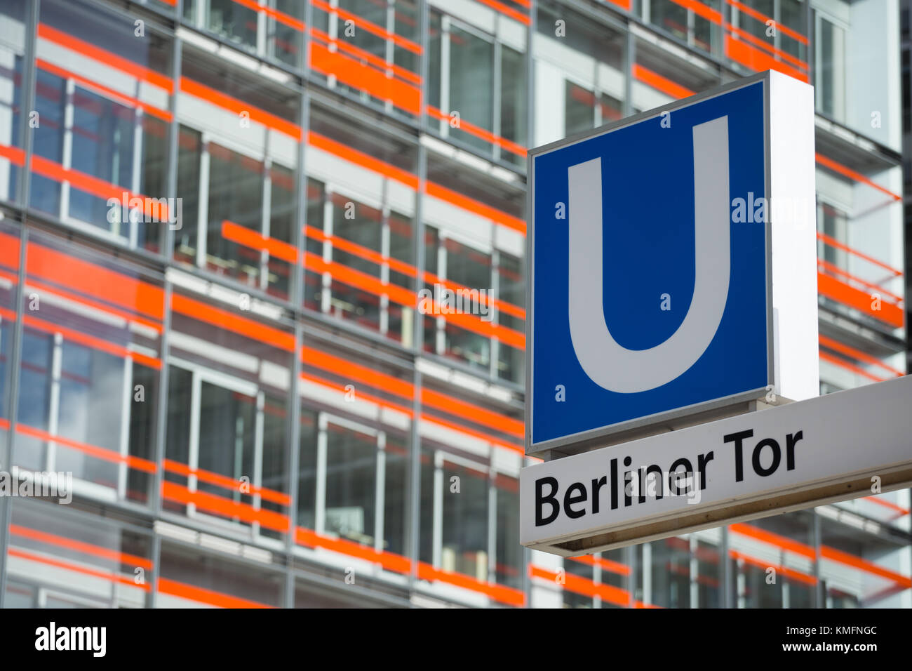 U-Bahn Station berliner tor hamburg city - Bürogebäude im Hintergrund Stockfoto