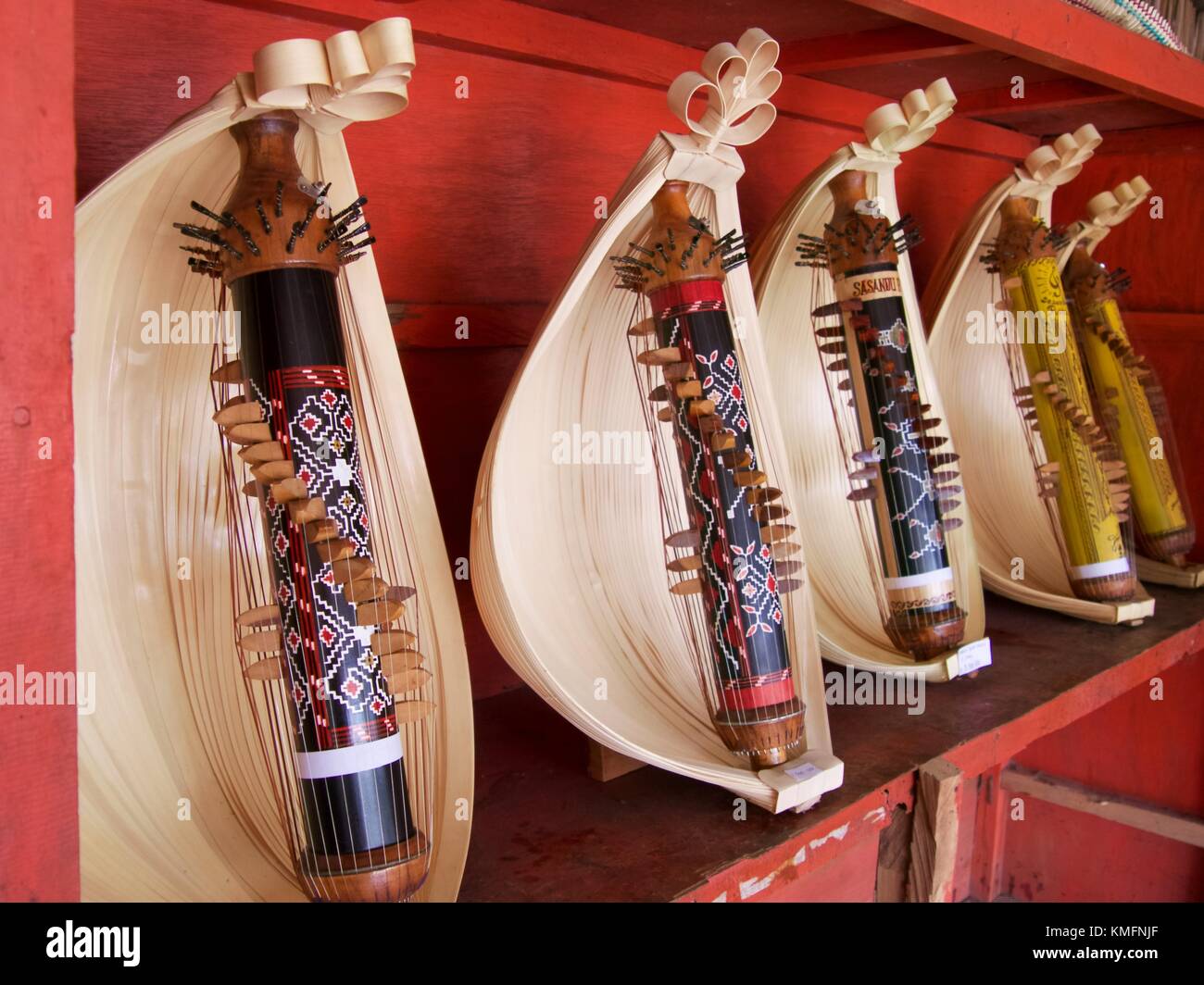 In der Nähe der Zeile des asandu' (sasando) auf Display mit roter Hintergrund, eine traditionelle handgefertigte Streichinstrumente Musikinstrument aus Osttimor, Indonesien Stockfoto