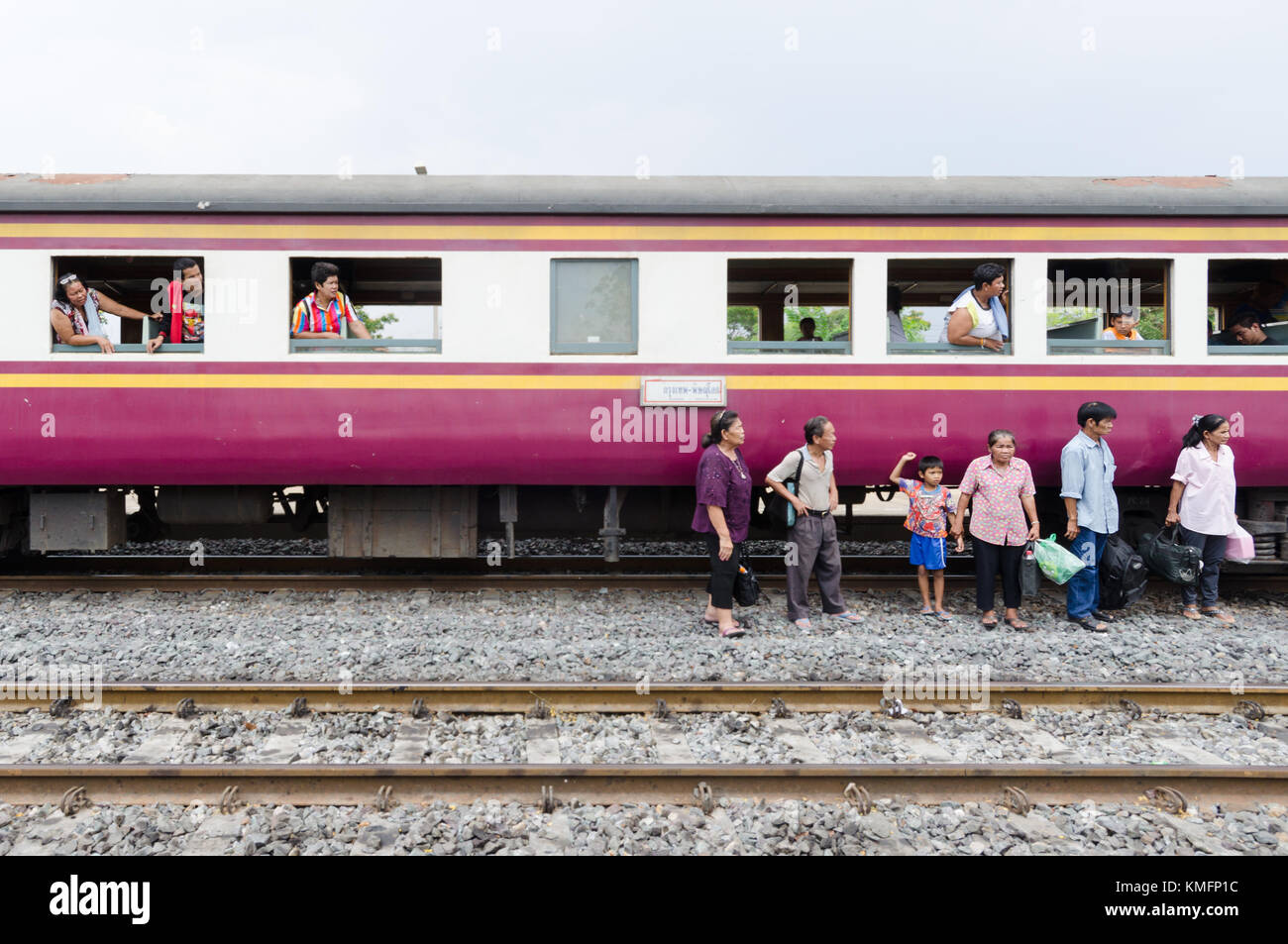 AYUTHAYA, THAILAND - 28 APR 2014: gestrandete Fluggäste warten auf den nächsten Zug bis nach einem Ausfall, in der Nähe von Ayutthaya, Thailand zu zeigen. Stockfoto