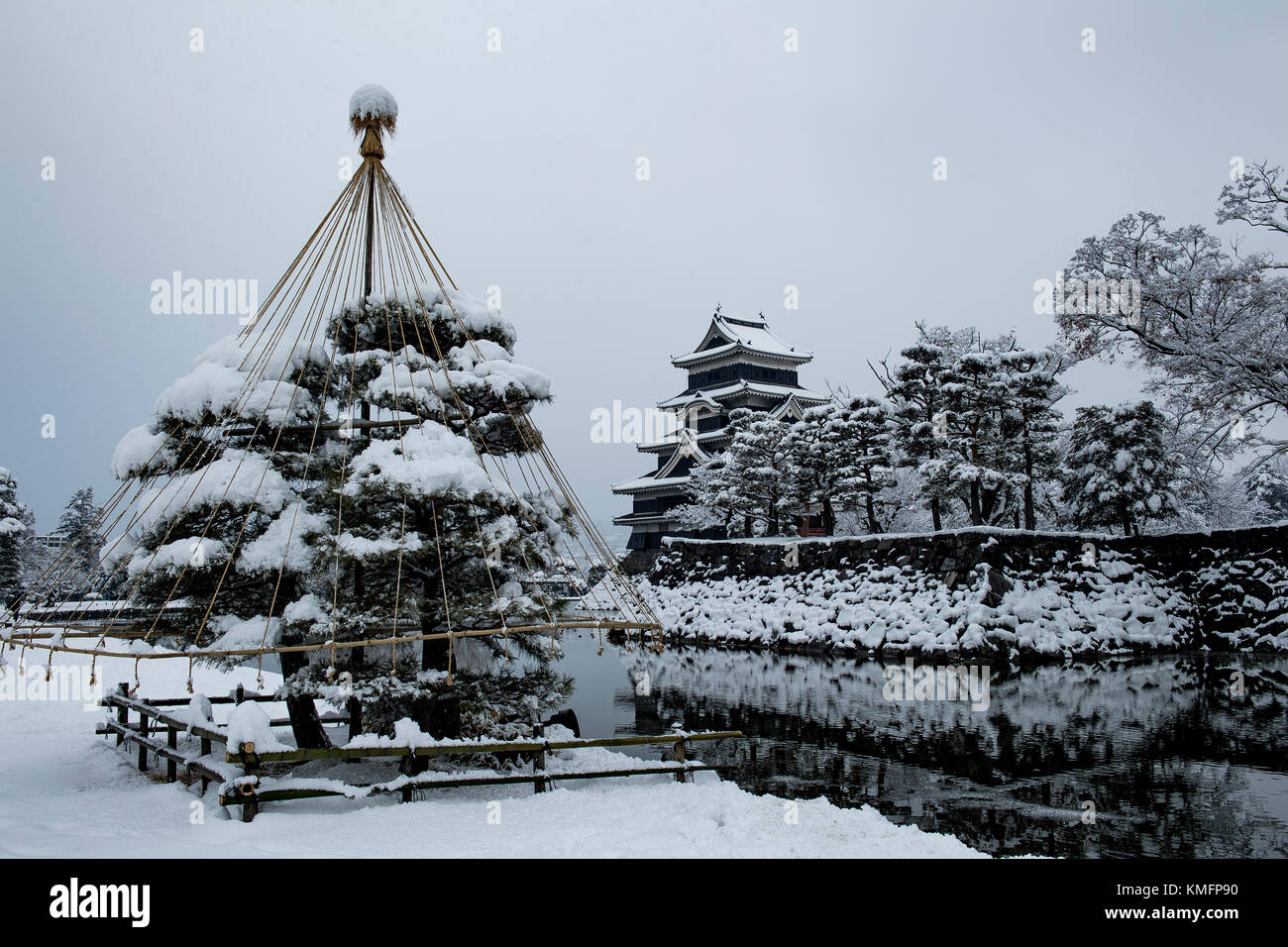 Schloß Matsumoto mit Schnee im Morgen Stockfoto