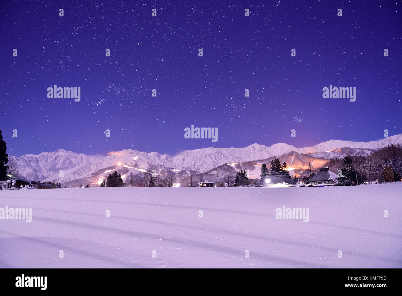 Hakuba in der Nacht im Winter, Präfektur Nagano, Japan Stockfoto