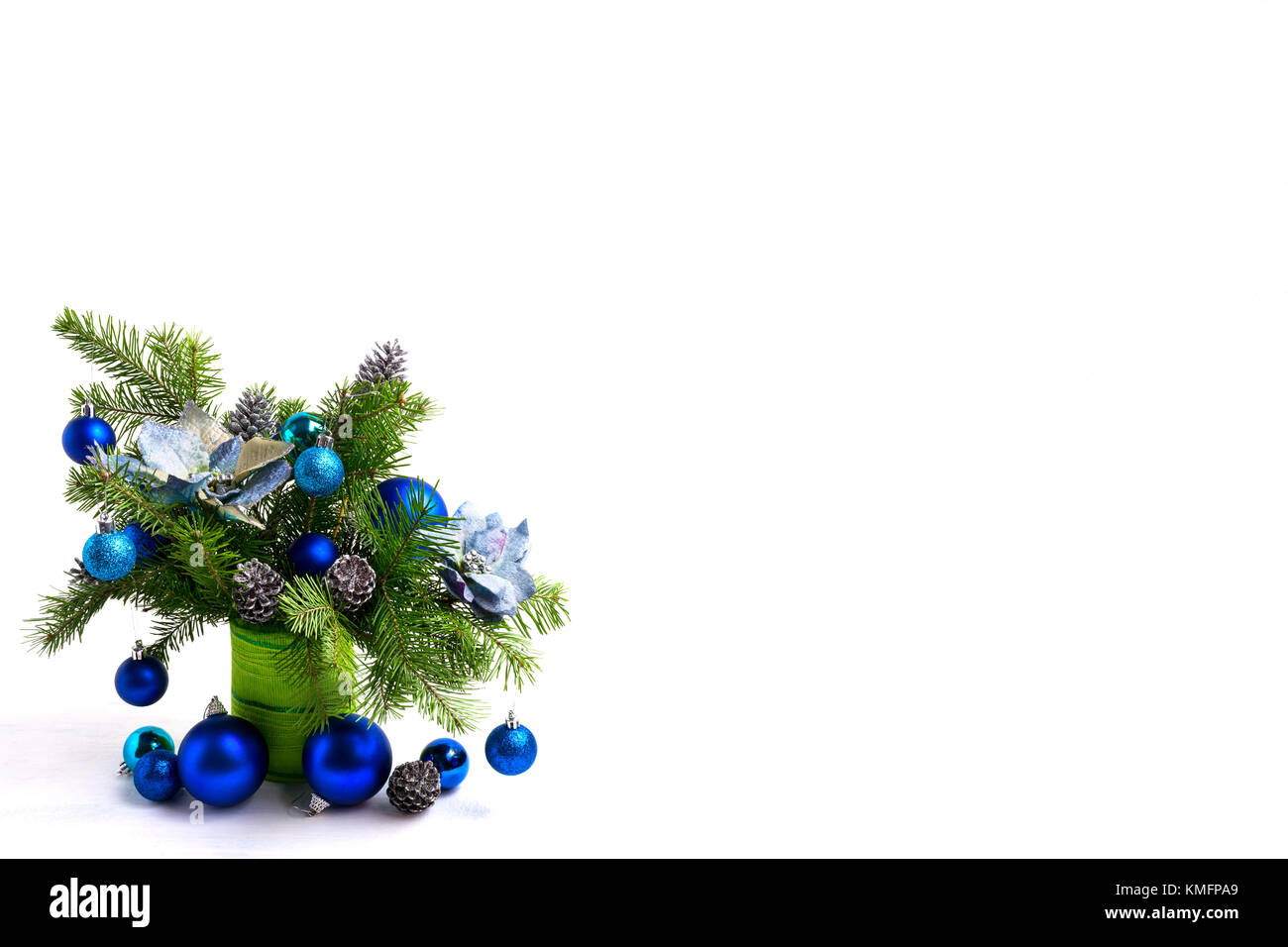 Weihnachten Tabelle Mittelstück mit Seide Poinsettias, Blau, Silber Schmuck Tannenzapfen und Tannenzweigen in grün Vase, kopieren Raum Stockfoto