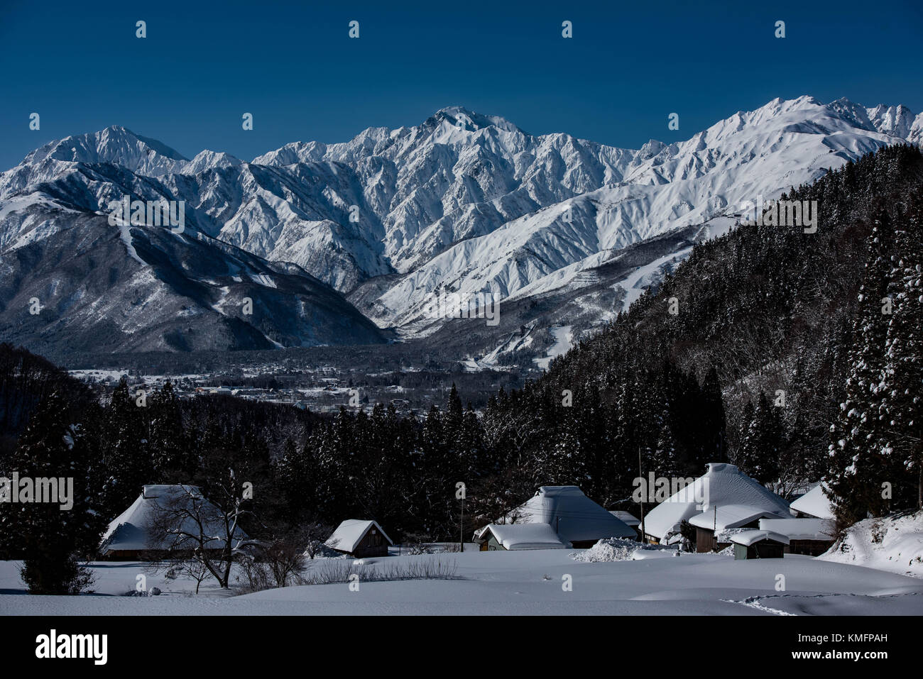 Verschneiten Dorf Stockfoto