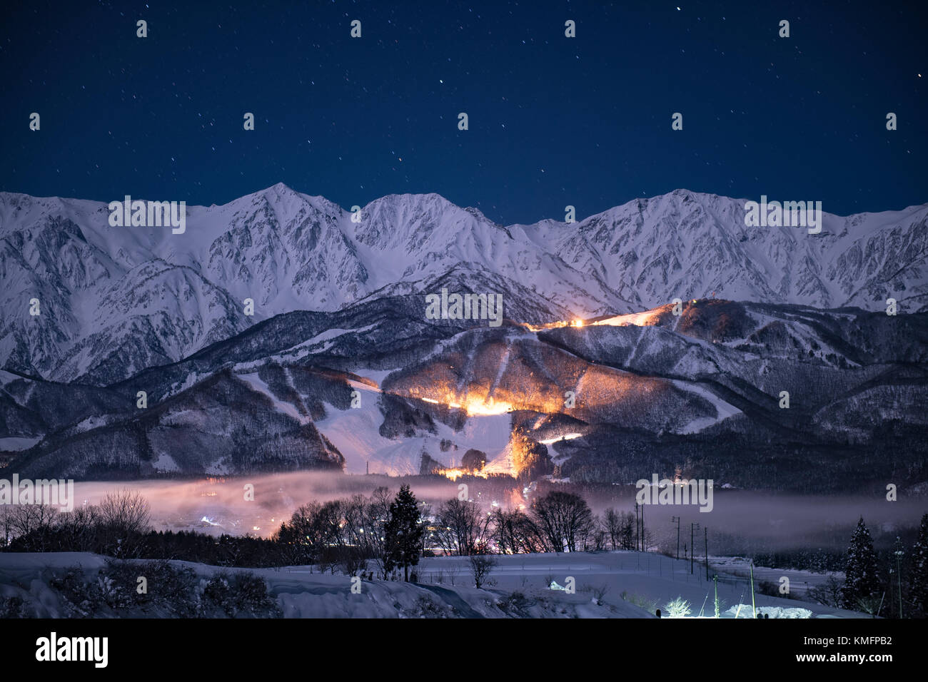 Hakuba mura im winter nacht Stockfoto