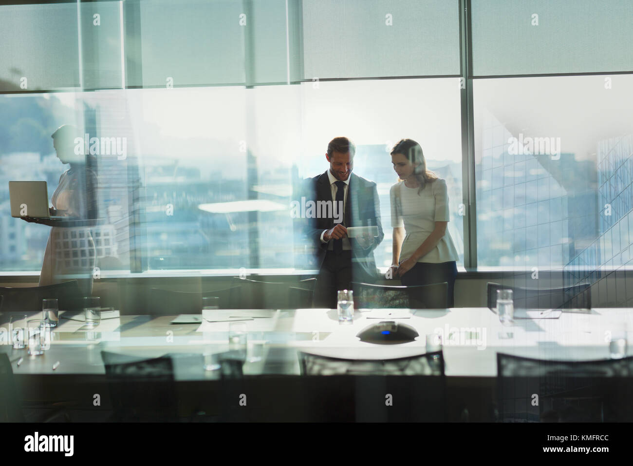 Kaufmann und Kauffrau arbeiten, mithilfe von digitalen Tablet in städtischen Konferenzraum Stockfoto