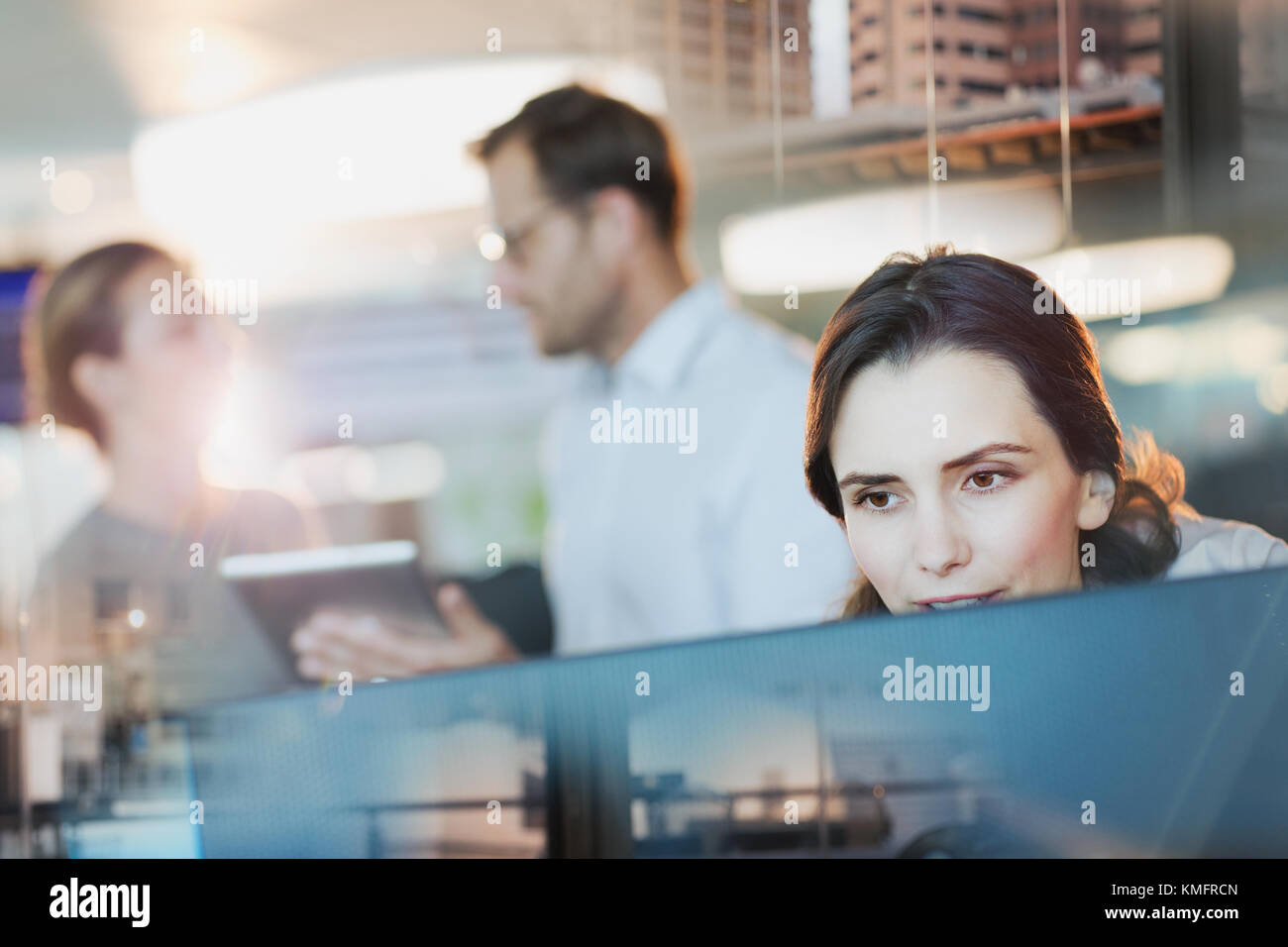 Fokussierte Geschäftsfrau, die am Computer arbeitet Stockfoto