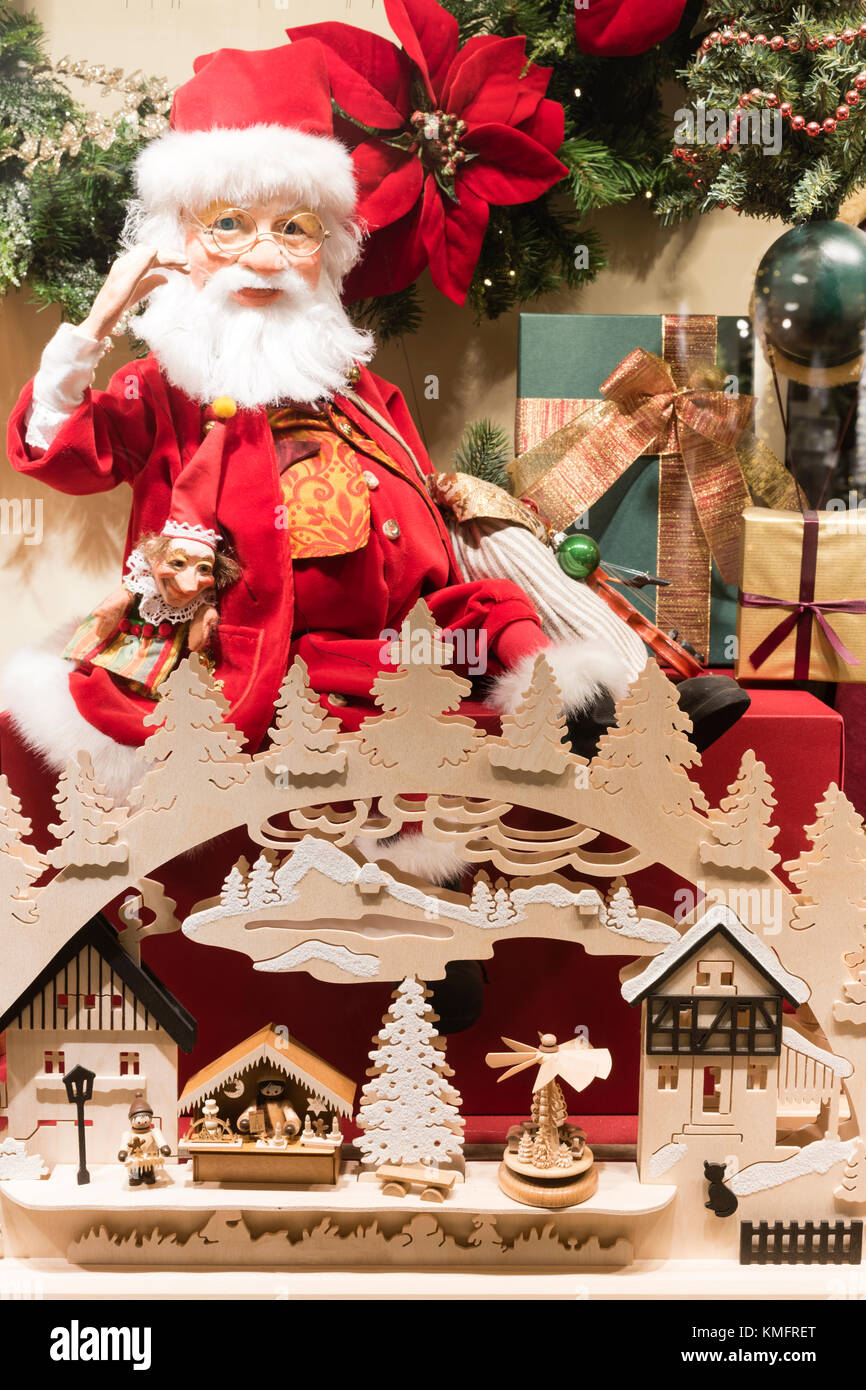 Weihnachtsmann abfüllen guten Willens in einem Weihnachten Tableau, York, Großbritannien Stockfoto