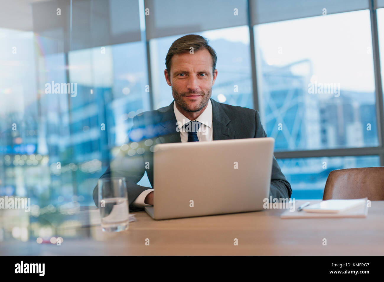 Portrait ein ernsthafter Geschäftsmann, der im Konferenzraum am Laptop arbeitet Stockfoto