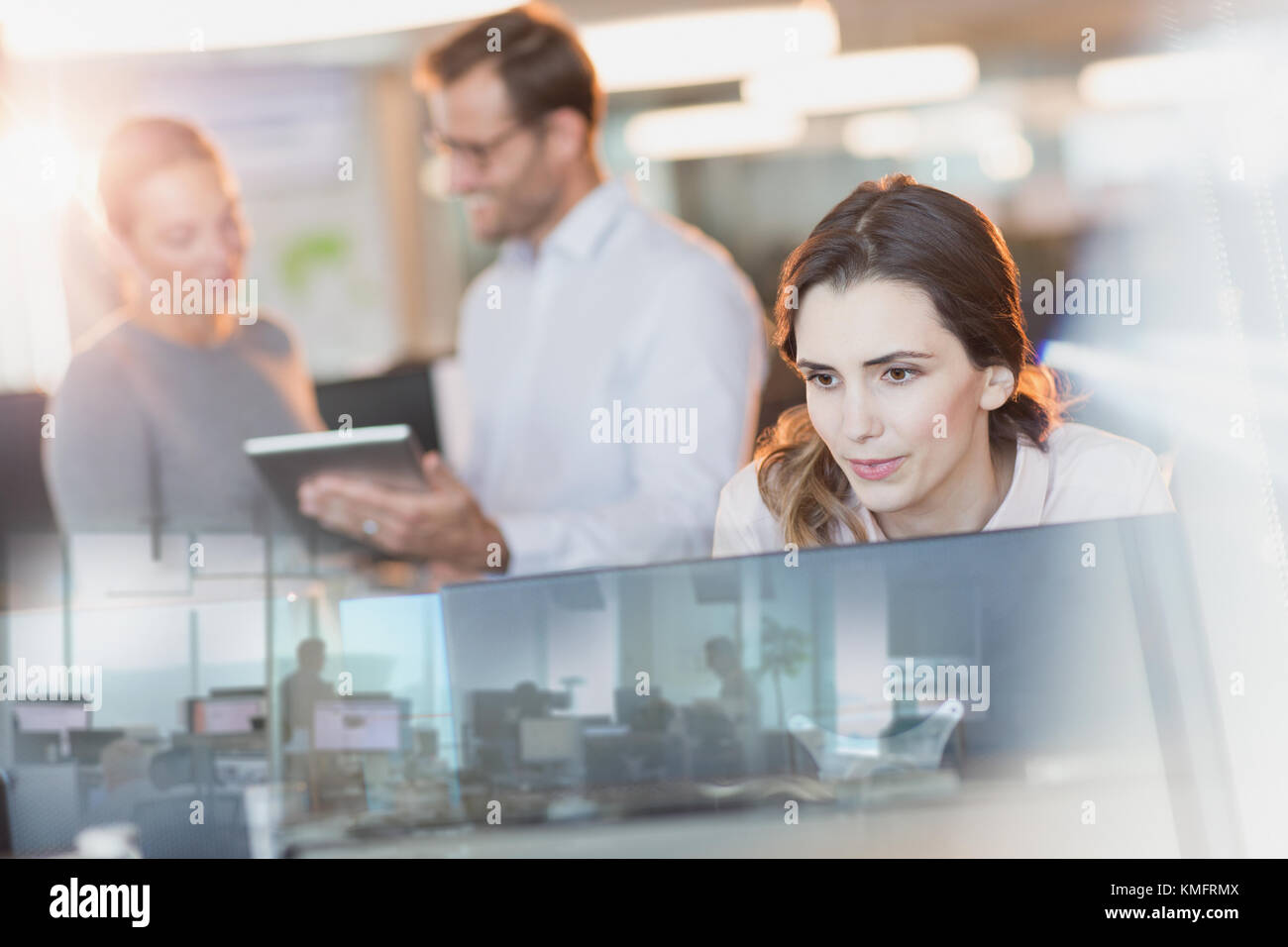 Geschäftsfrau mit Computer im Büro Stockfoto