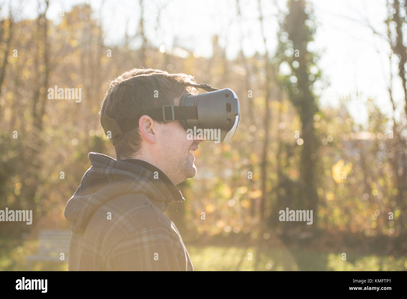 Jungen kaukasischen Mann mit Virtual Box für die virtuelle Realität Stockfoto