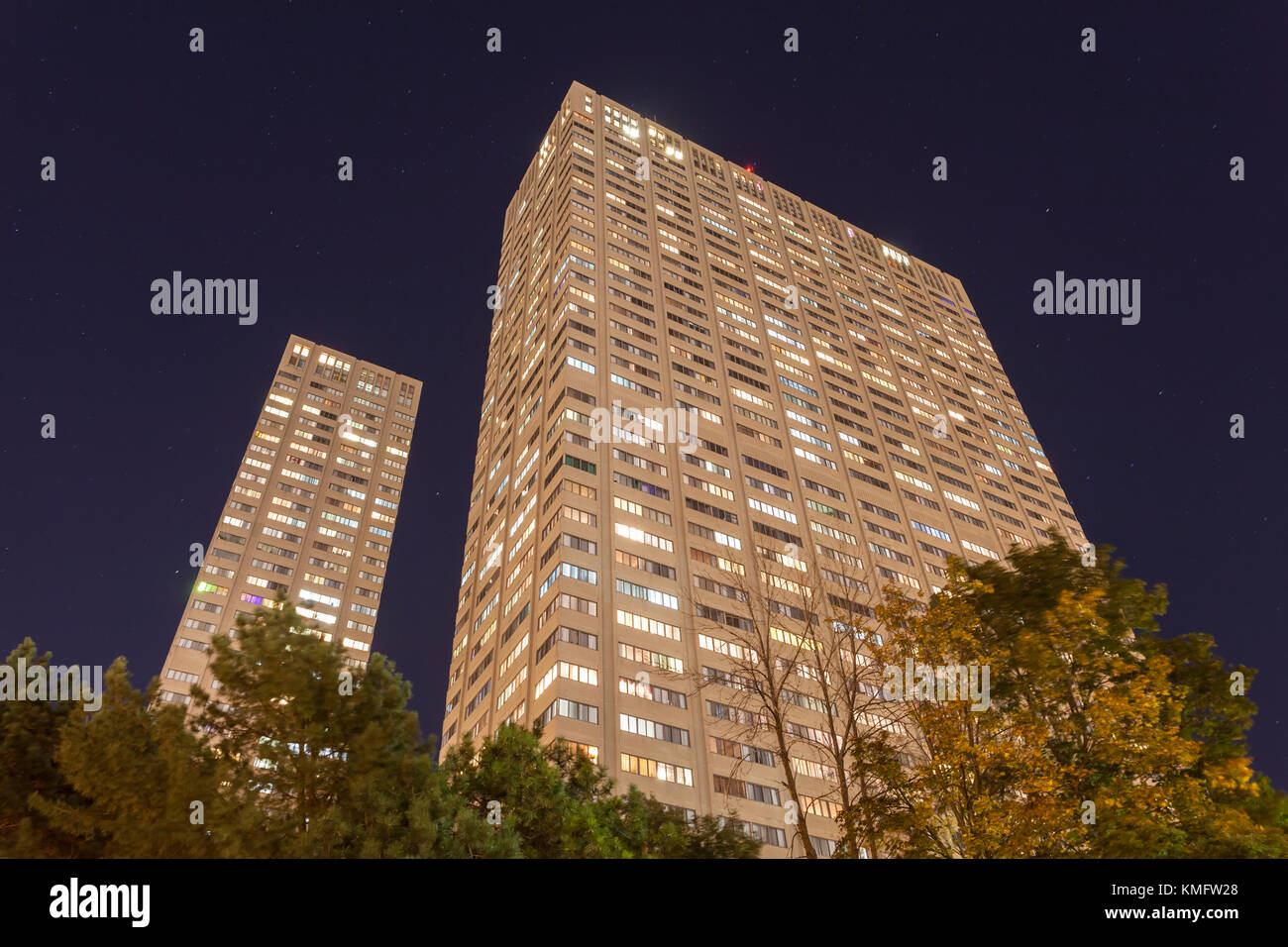 Turmartige Wohnhäuser in der Nacht Stockfoto