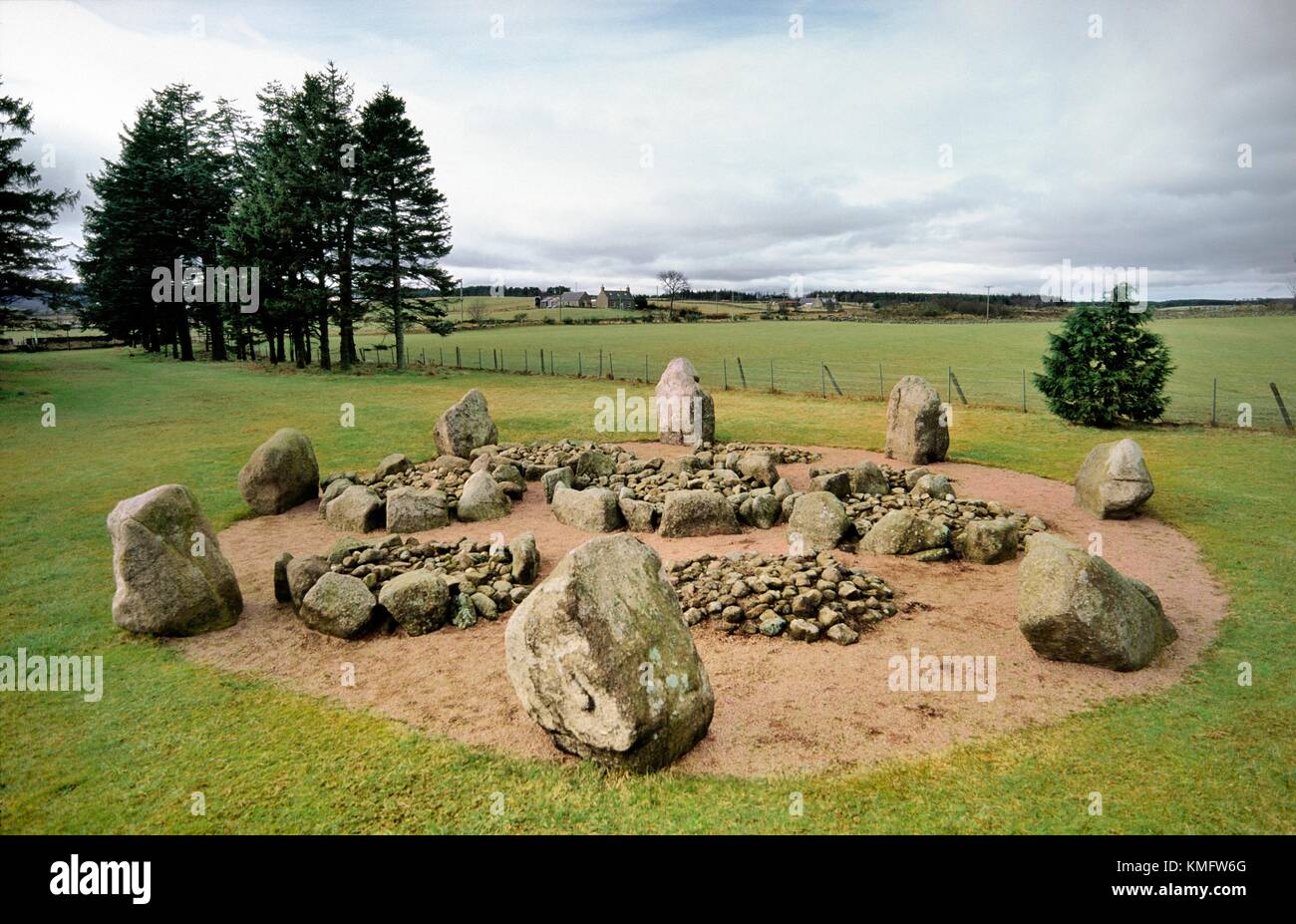 Prähistorischer Steinkreis Cullerlie umfasst acht Einäscherung Beerdigung Cairns. Bronzezeit. In der Nähe von Garlogie, Aberdeen, Schottland, UK Stockfoto