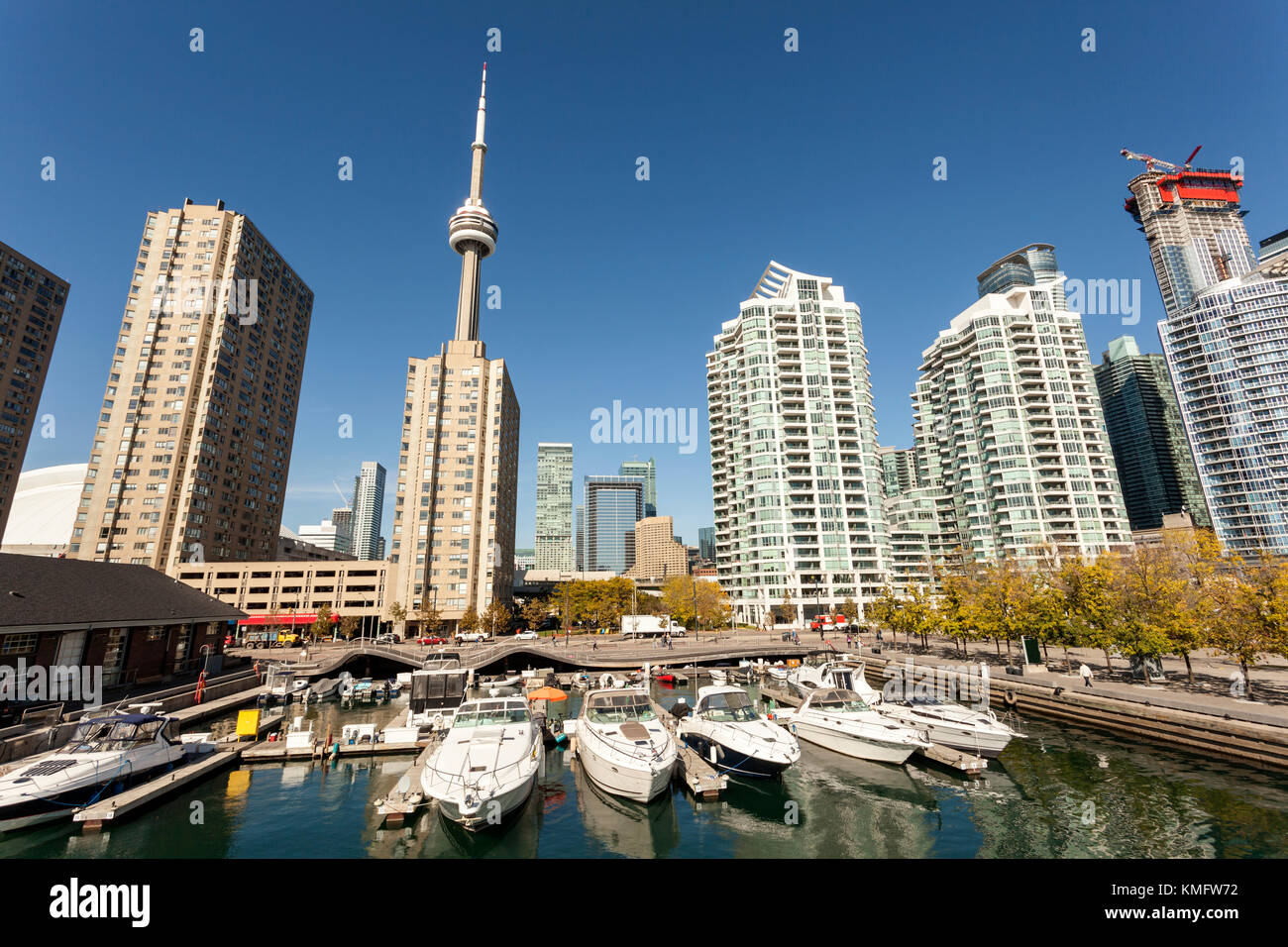 Yachten und Boote in der Marina in der Innenstadt von Toronto, Kanada Stockfoto
