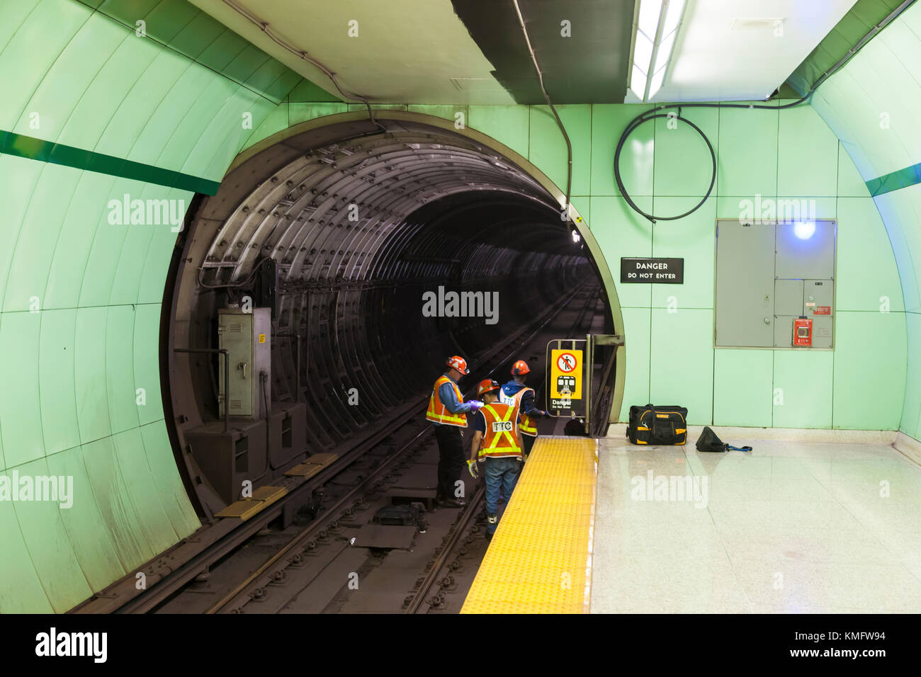 Toronto, Kanada - 17.Oktober 2017: Wartung Arbeiter in einer U-Bahn-Station in der Innenstadt von Toronto, Kanada Stockfoto