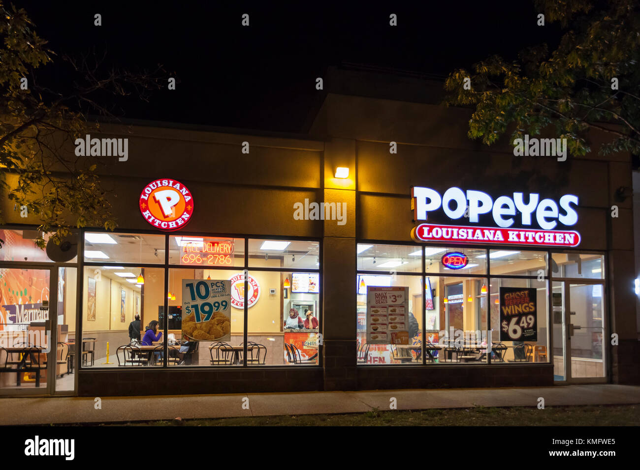 Toronto, Kanada - 19. Oktober 2017: Das Fast-Food-Restaurant Popeyes Louisiana Kitchen wird nachts beleuchtet. Stockfoto