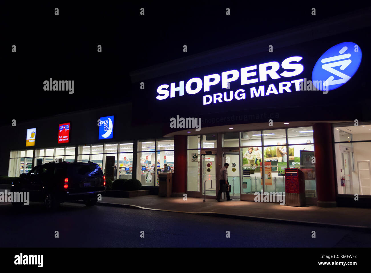 Toronto, Kanada - 19. Okt. 2017: Shoppers Drug Mart Stores in der Innenstadt von Toronto bei Nacht beleuchtet Stockfoto