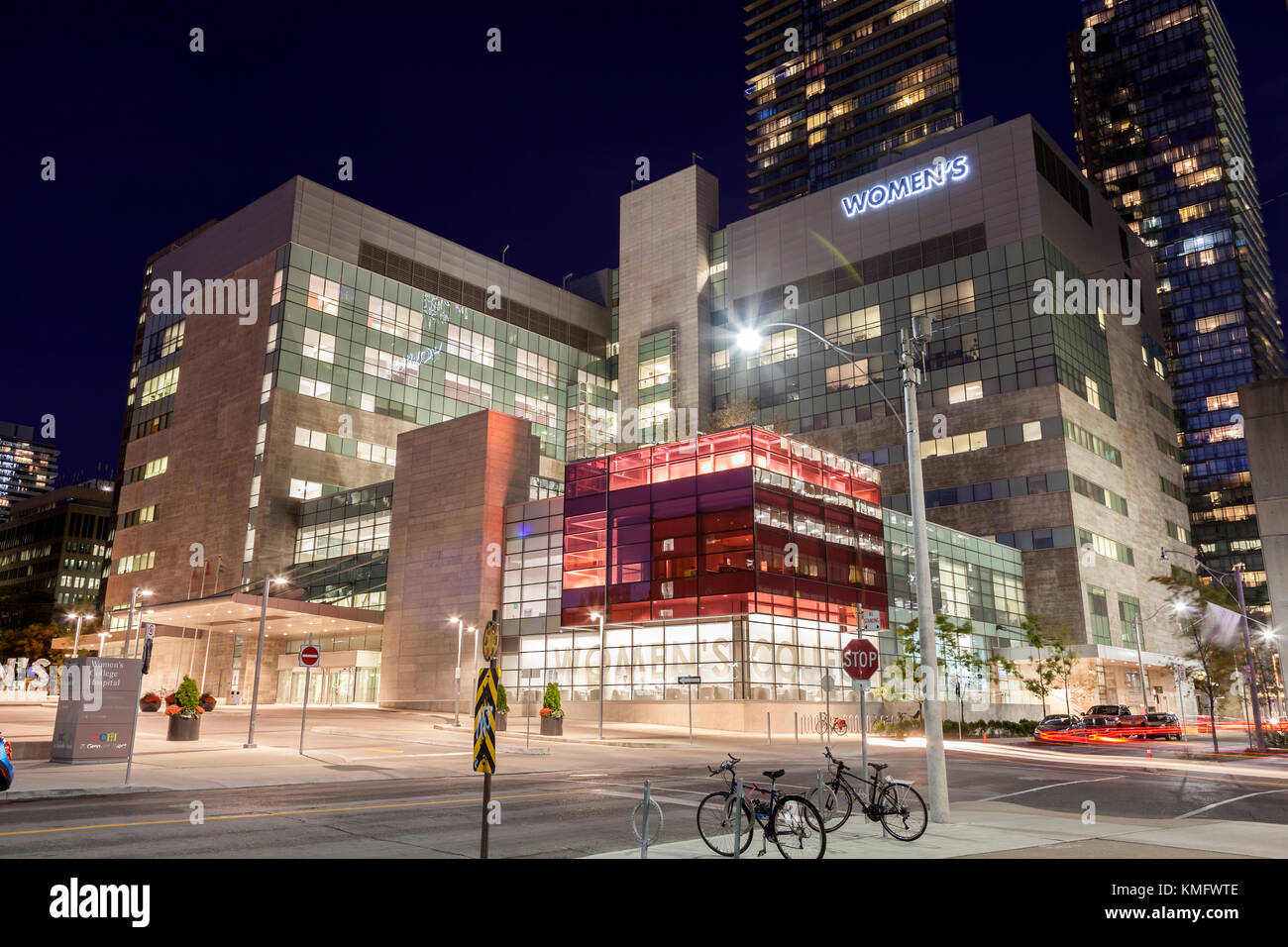 Toronto, Kanada - 19. Okt. 2017: Women's College Hospital und Medical Center in der Innenstadt von Toronto bei Nacht. Provinz Ontario, Kanada. Stockfoto