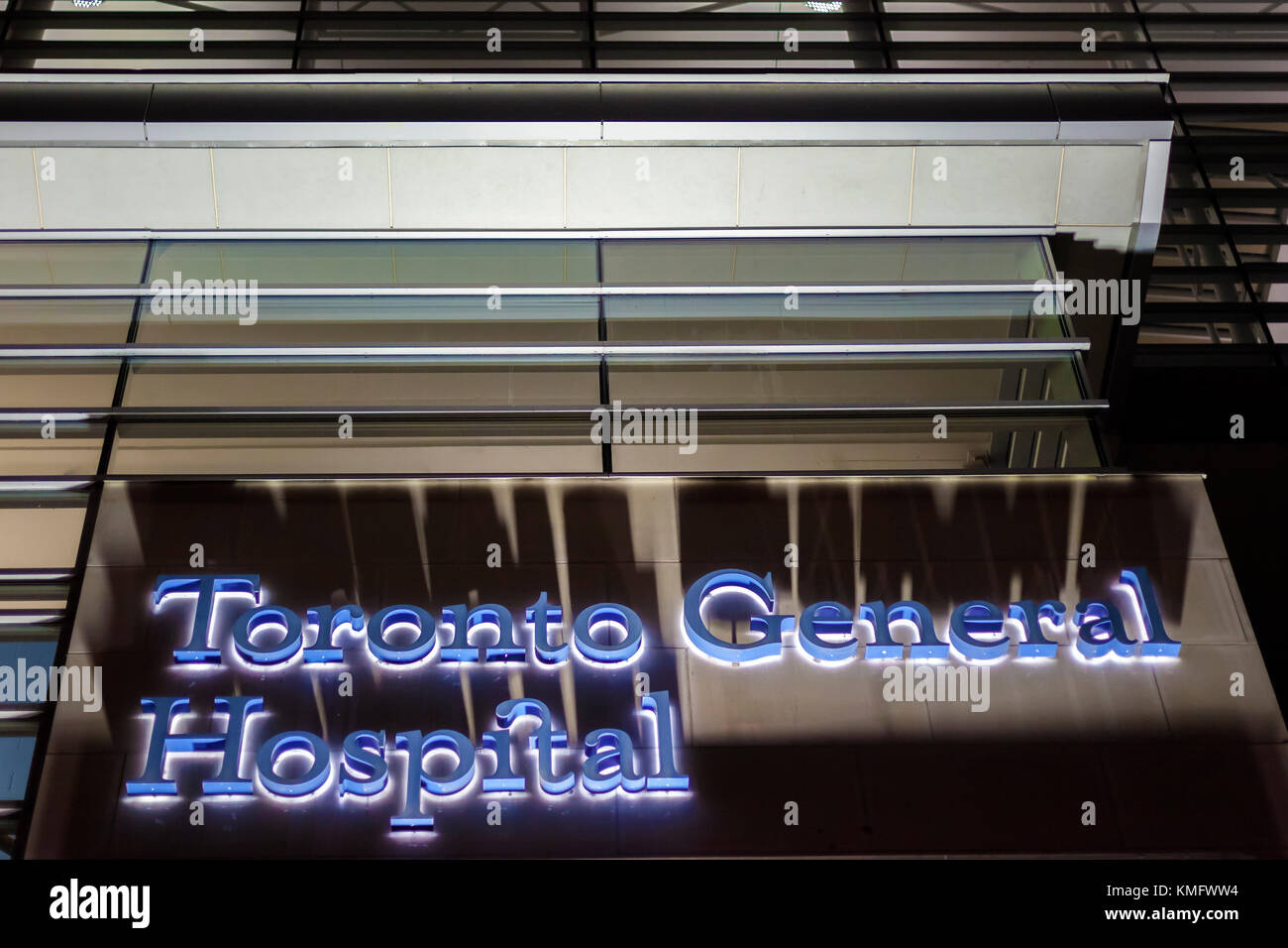 Toronto, Kanada - Oct 20, 2017: beleuchtetes Zeichen des Toronto General Hospital in der Nacht. Das Tgh ist Teil des university health network in Kanada Stockfoto