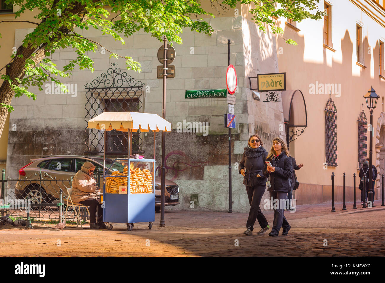 Frauen, die zusammen reisen, sehen zwei Frauen, die den alten Stadtteil von Krakow, Polen, Europa erkunden Stockfoto