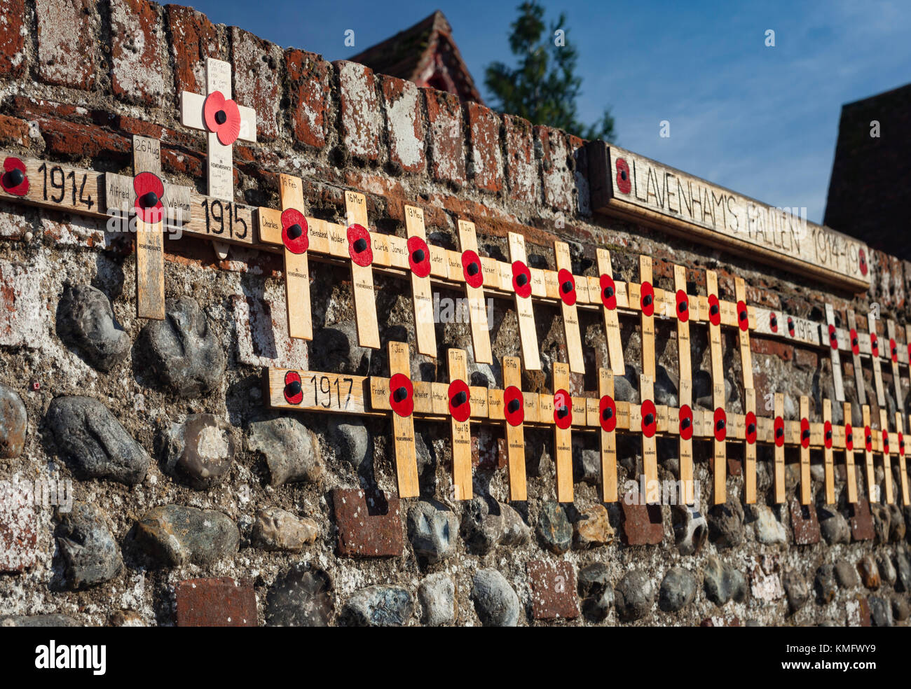 Liste der gefallenen Soldaten Lavenham's aus dem Ersten Weltkrieg, am Tag der Erinnerung angezeigt. Stockfoto