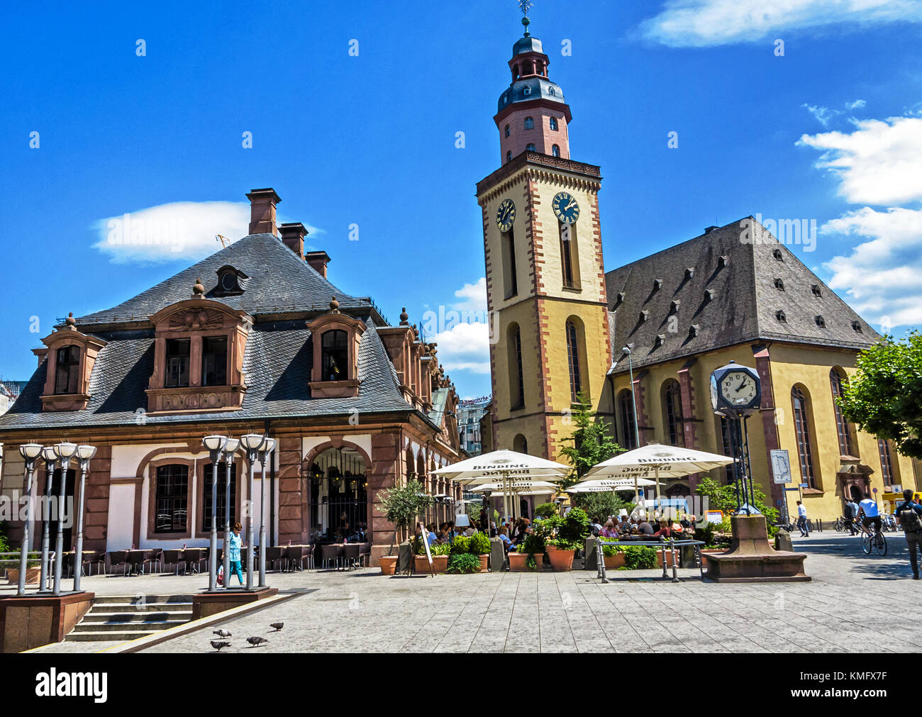 FRANKFURT, DEUTSCHLAND-21. JULI 2017: Das Café Hauptwache (beliebter Treffpunkt seit seiner Eröffnung vor über 100 Jahren) und die Katharinenkirche Stockfoto
