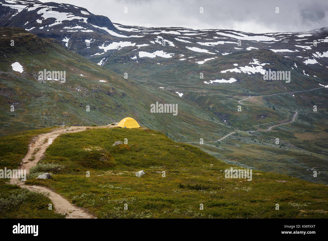 Gelbes Zelt in den Bergen Norwegens Stockfoto