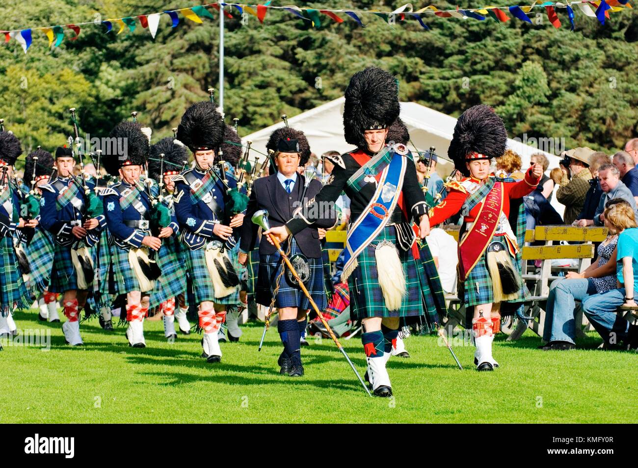 Traditionelle schottische Pipe Band marschieren an den Lonach Highland Games am Strathdon, in der Nähe von Balmoral, Grampian Region, Schottland Stockfoto