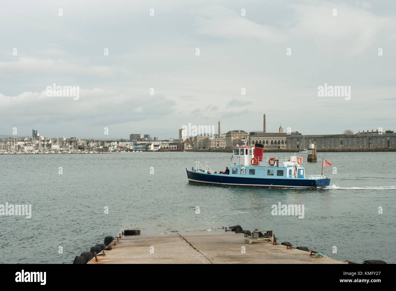 Das edgcumbe belle Fähre verlassen cremyll Helling, Cornwall und Devon. King William Yard im Hintergrund. Bunt, sonnigen Tag. Stockfoto