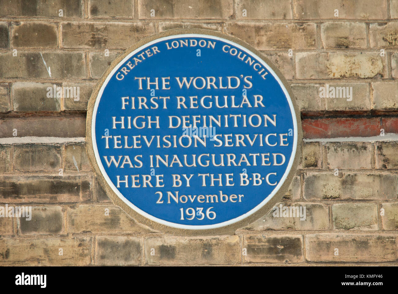 Blaue Plakette zum Gedenken an Welten in der ersten regulären, High Definition, Fernsehen Service 1936 an der Wand der Alexandra Palace TV-Studios Stockfoto