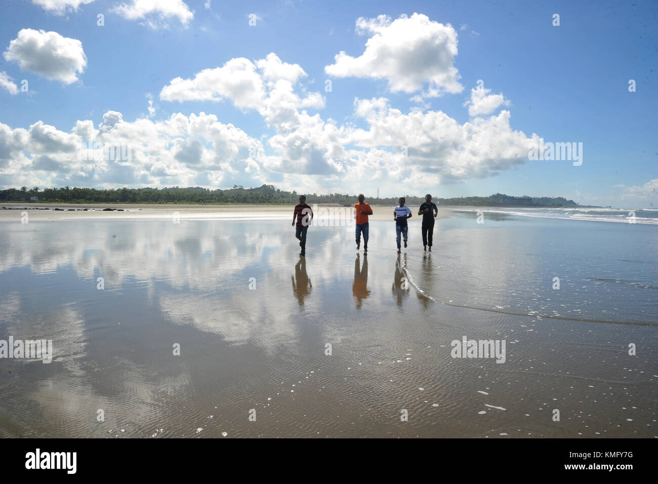 Bangladeshi Besucher erfreuen sich am Meer Strand in Cox's Bazar, Bangladesch Stockfoto