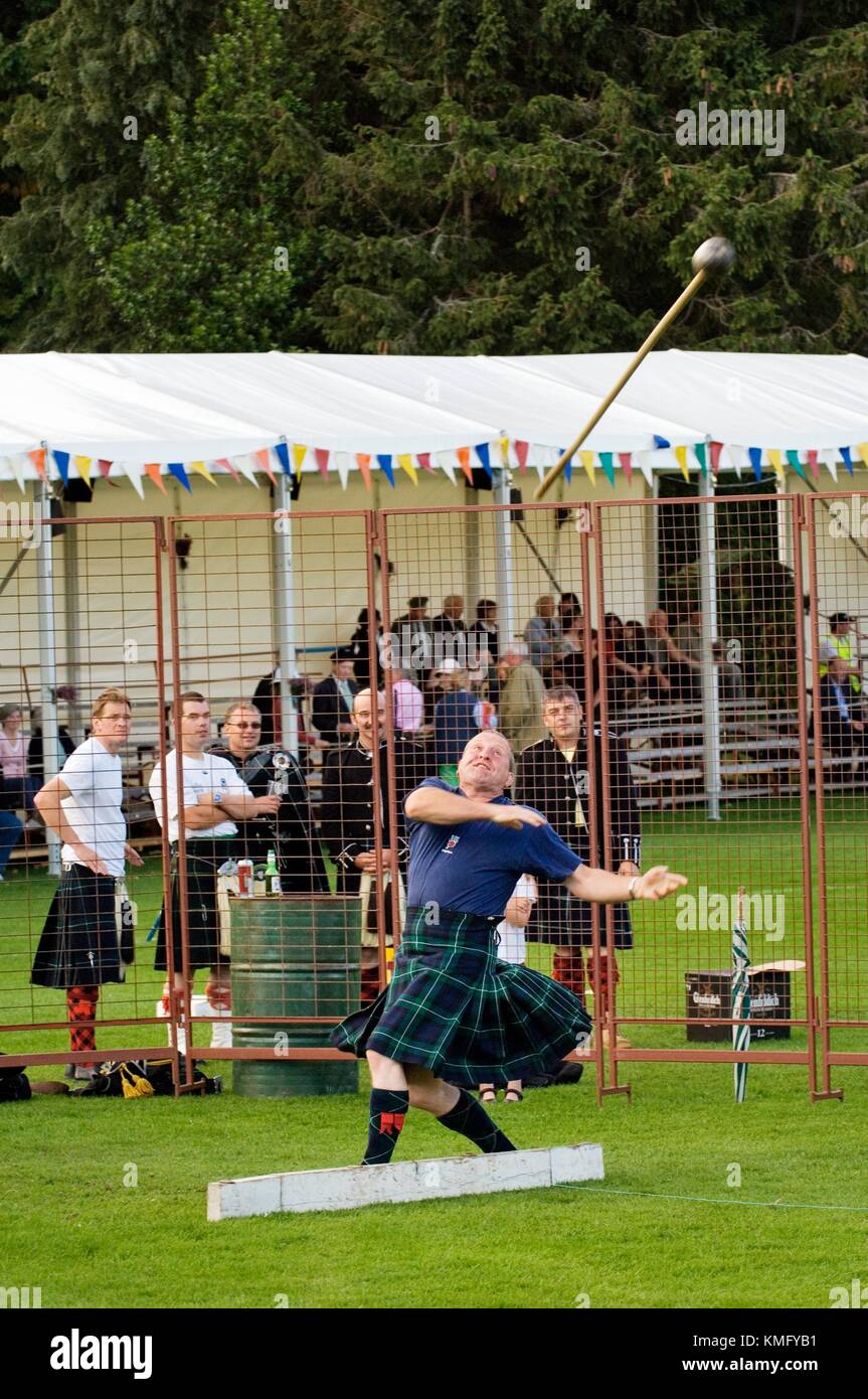 Lonach Highland Games am Strathdon, Grampian, Schottland, Vereinigtes Königreich. Konkurrent tragen traditionelle Kilt warf den hammer Stockfoto