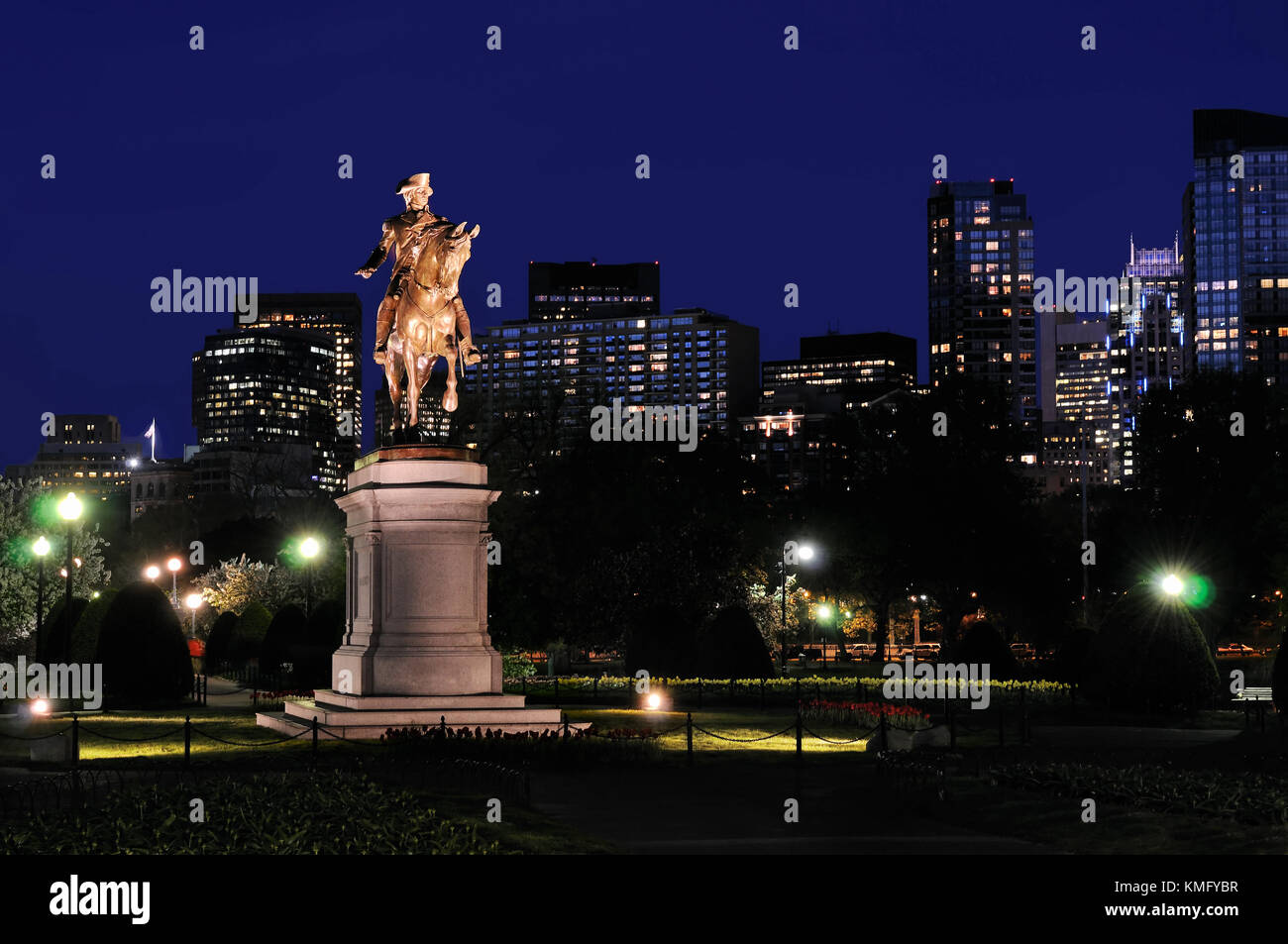 George Washington Statue in Boston Public Garden in der Nacht gegen den blauen Himmel und die Skyline der Stadt. Stockfoto