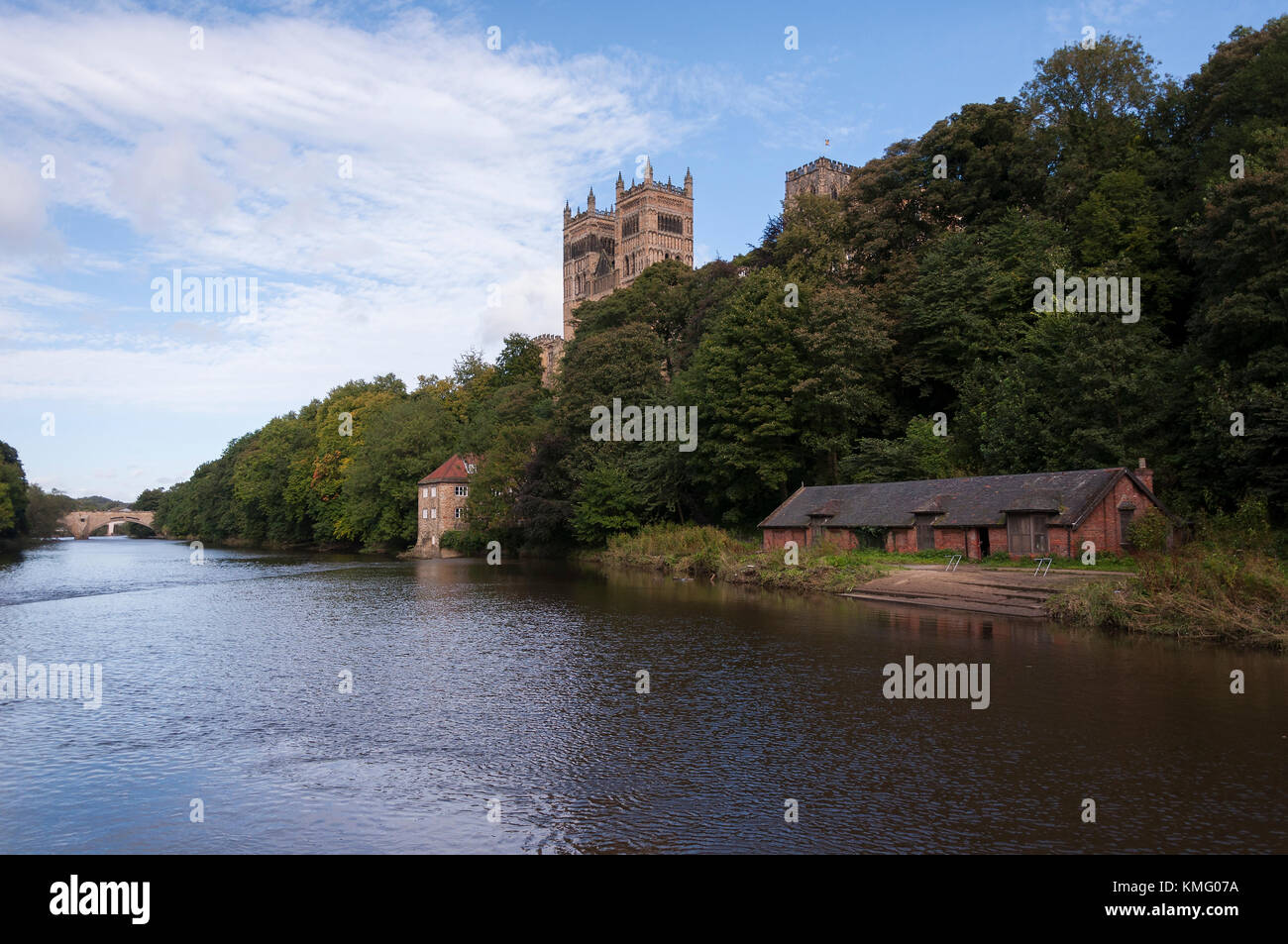 Sie suchen den Fluss Wear mit Durham Cathedral in unter den Bäumen versteckt und nur unter dem alten Fulling Mill. Stockfoto