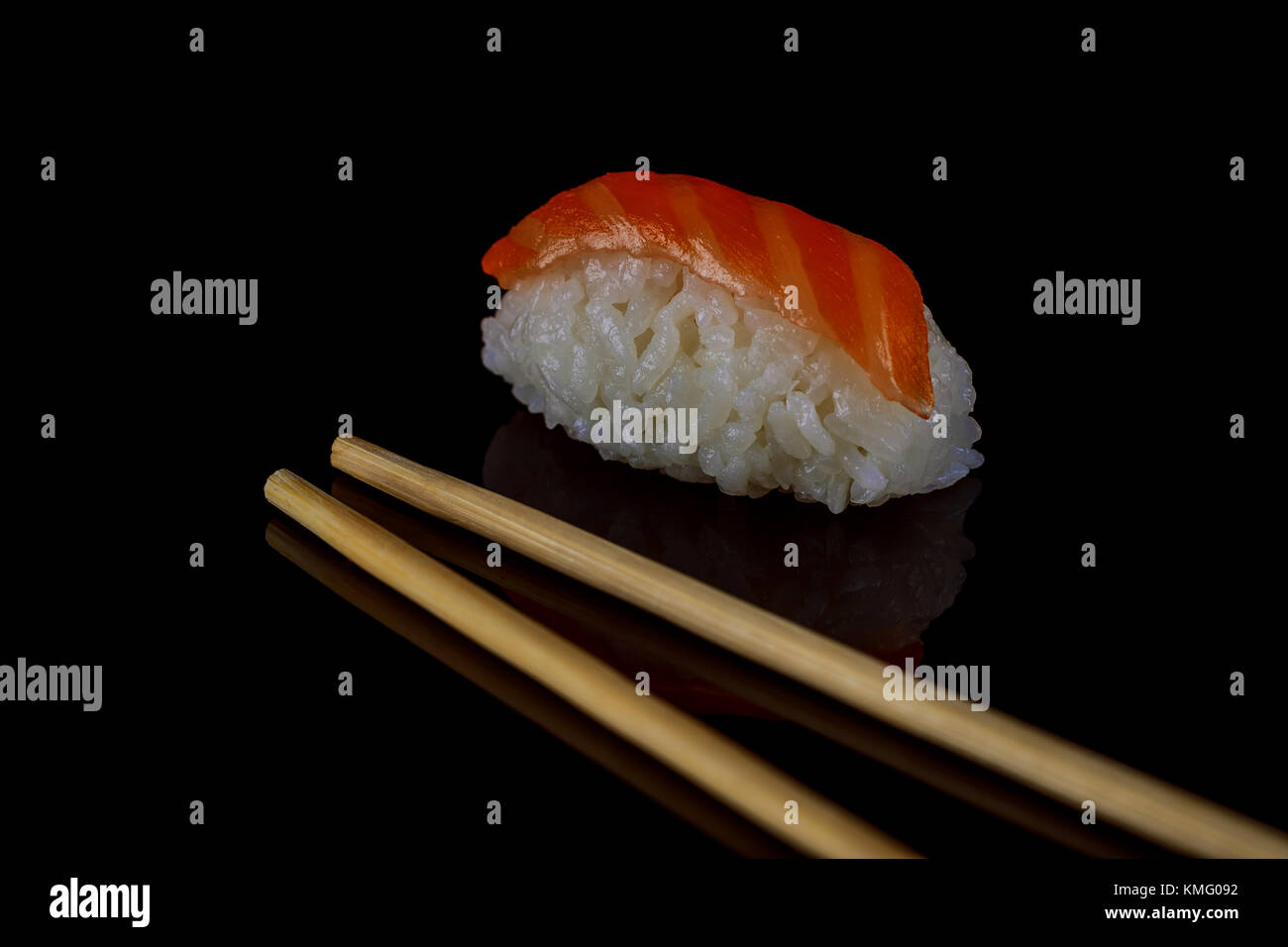 Lachs Sushi oder Lachs Fisch oben auf japanischen Reis. japanische Tradition essen. mit schwarzem Hintergrund Stockfoto