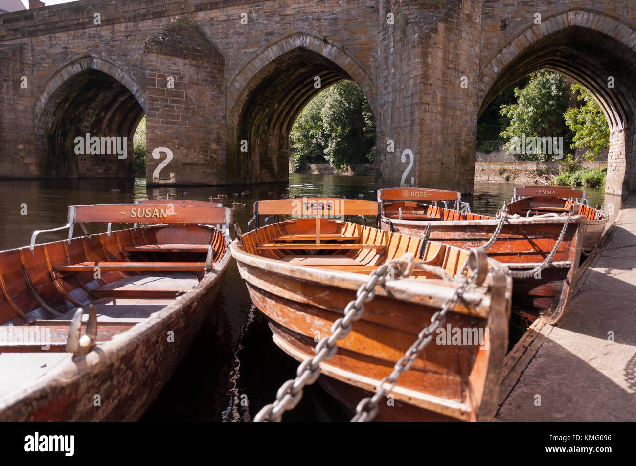 Ruderboote an der Flussseite des Flusses Wear in Durham City im County Durham North East England. Stockfoto
