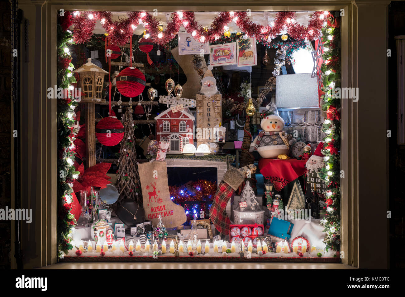 Weihnachten shop Fenster Anzeige in Burford, Cotswolds, Oxfordshire, England Stockfoto