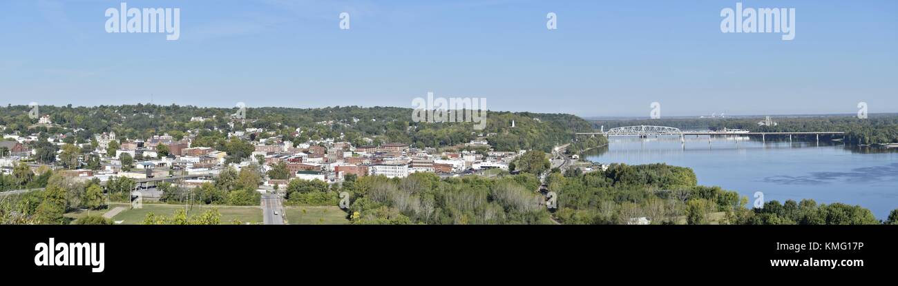 Hannibal, Missouri - November 15, 2017: Hannibal, Missouri, Panorama, Stadt und wabash Brücke Stockfoto