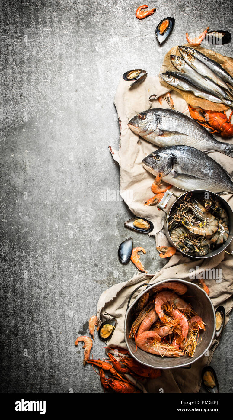 Frische Meeresfrüchte. frische Garnelen, Fisch und Schalentiere. Auf einem Stein. Stockfoto