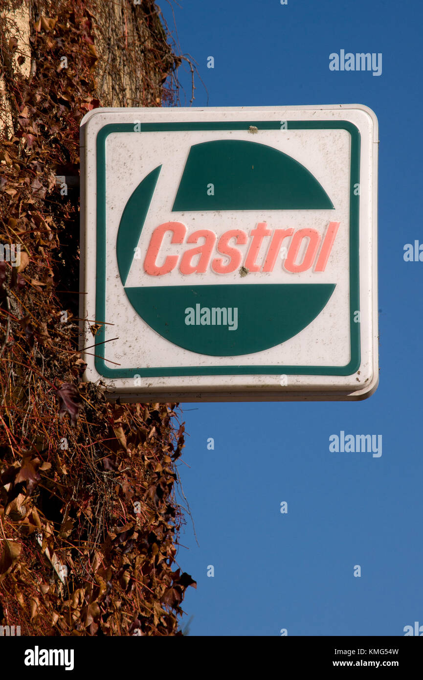 Retro Castrol Öl Zeichen außerhalb des Atelier-Musée Vieilles Mécaniques, Cazals, Frankreich Stockfoto