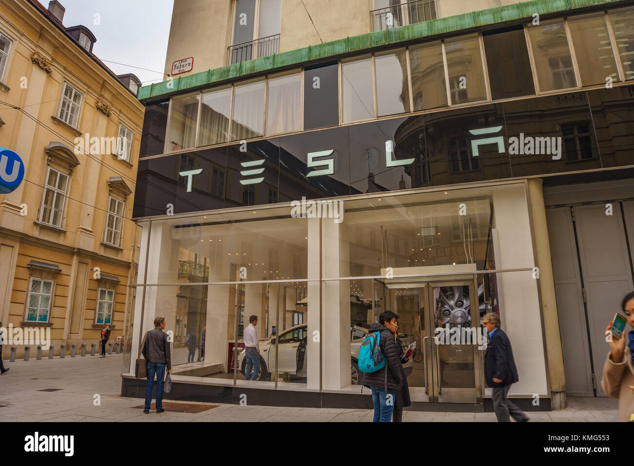 Der neue Tesla store in Wien, Österreich. Tesla Model S Modell x und im Zentrum der Stadt Wien ausgestellt sind, in der Nähe der Grabenstrasse. Wien, Österreich. Stockfoto